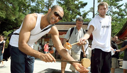 Ademola Okulaja und Dirk Nowitzki bei einem Ausflug während der WM 2006 in Japan