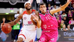 Jared Jordan (r.) hier im Duell mit Malcolm Delaney wechselt zum aktuellen Meister aus Bamberg