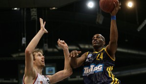 Nick Schneiders (l.) bleibt in Bremerhaven