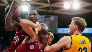 Jan Jagla (r.) wechselt zurück zum Meister, während Deon Thompson (l.) selbigen verlässt