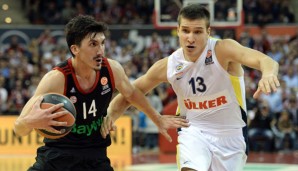 Nihad Djedovic (l.) und Bayerns Basketballer verlieren gegen Istanbul mit Bogdan Bogdanovic