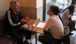 SPOX-Chefredakteur Haruka Gruber (r.) traf Bayern-Coach Svetislav Pesic zum Interview