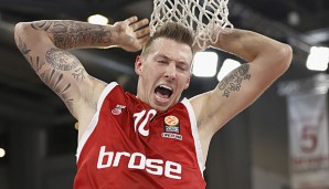 Daniel Theis bleibt mit seinen Brose Baskets an der Spitze der BBL