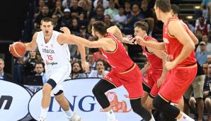 Eine Nummer zu groß waren Serbien mit NBA-Superstar Nikola Jokic (l.) für die deutsche Nationalmannschaft.