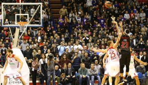 Daniel Hacketts (r.) Gamewinner besiegelte das Euroleague-Aus des FC Bayern