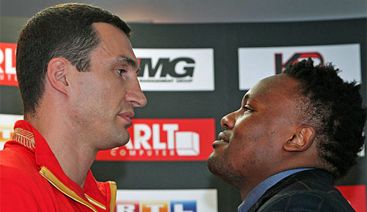 Wladimir Klitschko (l.) droht seinem Gegner Prügel an