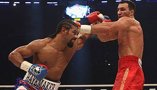 David Haye (l.) hatte Schwierigkeiten, die Deckung von Wladimir zu durchbrechen