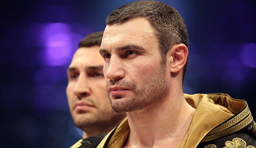 Box-Weltmeister Witali Klitschko (v.) will seinen Herausforderer aus Polen beim Kampf überlisten