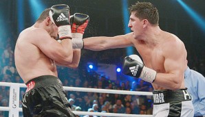 Marco Huck (r.) trifft im Januar in einem Rückkampf erneut auf Firat Arslan