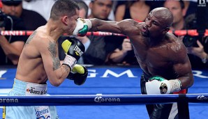 Das erste Duell mit Marcos Maidana gewann Floyd Mayweather (r.) nach Punkten