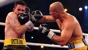 Arthur Abraham (l.) verteidigte seinen WM-Gürtel gegen Paul Smith