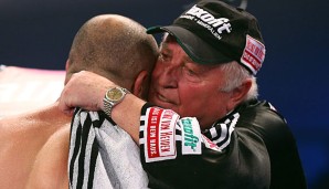 Ulli Wegner (r.) herzt seinen Schützling Arthur Abraham