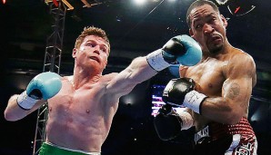 Canelo Alvarez (l.) knockte James Kirkland in der dritten Runde aus