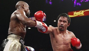 Manny Paquiao (r.) steigt gegen Bradley in den Ring