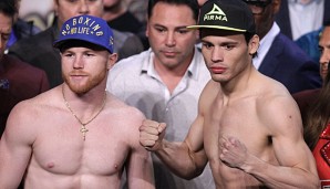 Canelo Alvarez (l.) bekommt es mit Julio Cesar Chavez zu tun