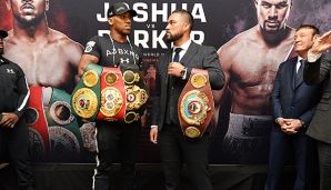 Anthony Joshua (l.) bekommt es am Samstag mit Joseph Parker zu tun.