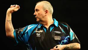 Phil Taylor beim Wurf eines Darts auf die Scheibe