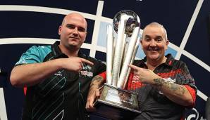 Phil Taylor (r.) stand zum letzten Mal als Darts-Profi auf der Bühne