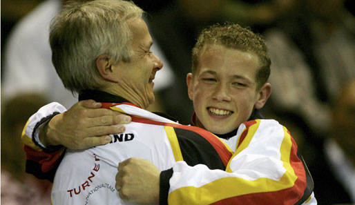 Bundestrainer Andreas Hirsch (l.) feiert mit Fabian Hambüchen die mögliche Olympia-Qualifikation