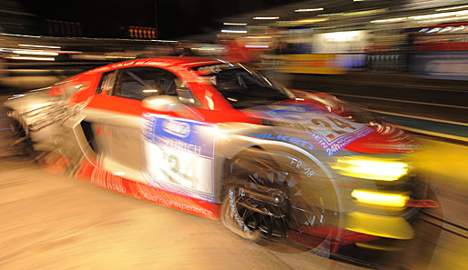 Der Audi R8 des Teams Audi Race Experience verlässt nach einem Serviceaufenthalt die Box