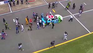 Als Zeichen der Solidarität schoben die anderen Fahrer den Wagen von Bubba Wallace an die Spitze der Startaufstellung vor dem Rennen in Talladega.