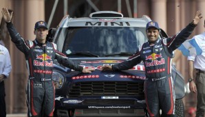 Nasser Al-Attiyah (R) erhielt eine Zeitstrafe und fiel auf den sieben Platz zurück