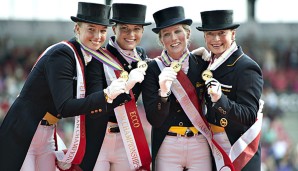 Fabienne Lütkemeier (l.) sicherte sich den Sieg in Stuttgart