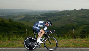 Wout Poels darf sich nach seinem Tagessieg über das blaue Trikot freuen