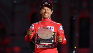 Primoz Roglic mit der Vuelta-Trophäe am Sonntagabend in Madrid.