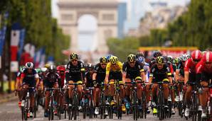 Das Peloton fährt am Schlusstag durch Paris.