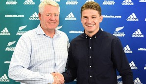 Beauden Barrett (r.) bei der Vertragsverlängerung seiner beiden neuseeländischen Klubs