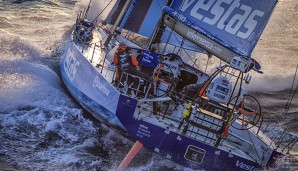 Das Team Vestas Wind lief am Samstag in der Nähe von Mauritius auf ein Riff auf