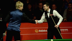 Neil Robertson (l.) gratuliert WM-Finalist Mark Selby