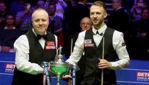 John Higgins (l.) und Judd Trump spielen das WM-Finale 2019 aus.