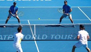 In einem umkämpften Match mussten sich die Bryan-Zwillinge (in Blau) geschlagen geben