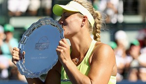 Angelique Kerber freut sich über den Titel in Stanford