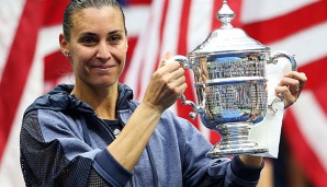 Überglücklich nahm Flavia Pennetta den Siegerpokal entgegen