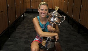 Angelique Kerber hat nach vier Wochen endlich ihren Pokal zu Hause stehen