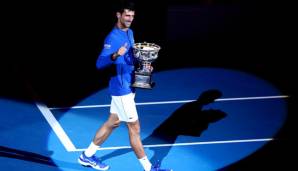 Novak Djokovic strahlt mit dem Norman Brookes Challenge Cup um die Wette.