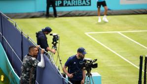 Queens 2019: Beim Seitenwechsel auf den Nebenplatz linsen, das macht auch nur Kyrgios. Damals beschimpfte er sich zwischendurch sogar selbst: "Du bist faul. Und du hast bis 3 Uhr nachts FIFA gezockt, was erwartest du?"