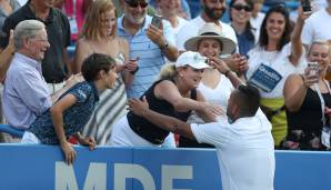 Seine damalige Weltklasse-Taktik: Kyrgios holt sich vor dem Matchball Rat bei Fans. Wohin soll ich aufschlagen? Hat ganz gut geklappt, also gab es als Dank eine Umarmung. Was für ein Typ!