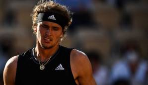 Mit Nervenstärke und dank seiner Fitness hat Alexander Zverev ein drohendes Erstrundenaus bei den French Open abgewendet.