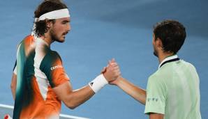 Stefanos Tsitsipas (l.) hat Daniil Medvedev nach dem hitzigen Halbfinalduell bei den Australian Open kritisiert.