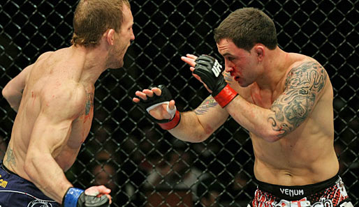 Vor allem zu Beginn des Kampfes schenkte Gray Maynard (l.) Frankie Edgar mächtig ein