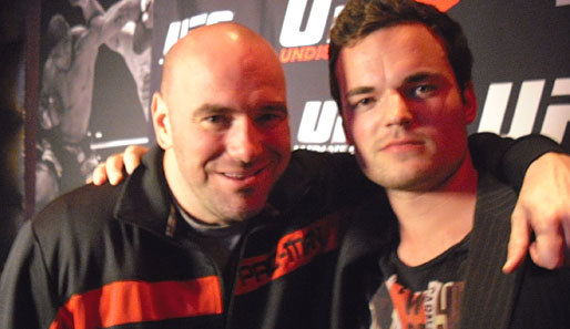 SPOX-Reporter Bastian Strobl (r.) traf sich mit Dana White in Las Vegas zum Interview