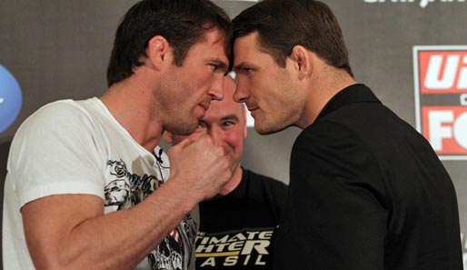 Chael Sonnen (l.) kämpft gegen Michael Bisping