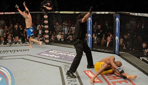 Ein Bild mit Symbolcharakter: Anderson Silva (r.) ist am Boden, Chris Weidman feiert