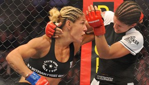 Cris Justino (l.) will im Octagon gegen Ronda Rousey antreten