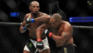 Jon Jones (l.) gewann bei UFC 2014 den Titel im Light Heavyweight gegen Daniel Cormier