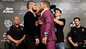 Der Fight zwischen Conor McGregor (r.) und Khabib Nurmagomedov wird auf DAZN übertragen.